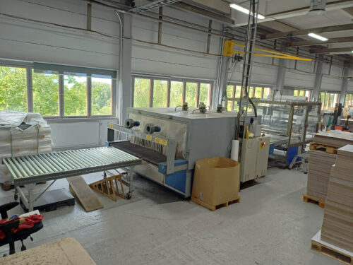 Film pacakging machine + shrink tunnel
